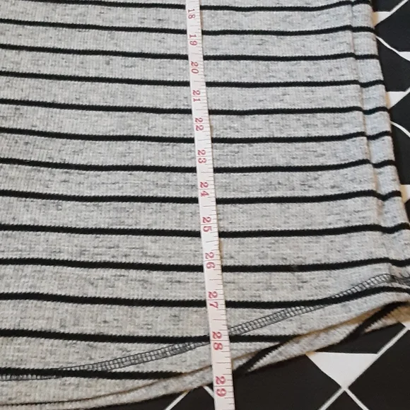 MOSSIMO SUPPLY CO GRAY AND BLACK STRIPED TOP,  SIZE XL - Picture 4 of 6